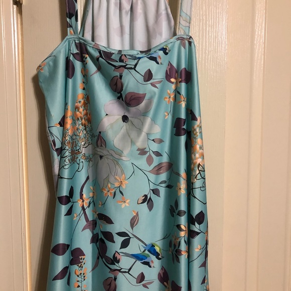 Silky floral stylish sleeveless top - Picture 2 of 4